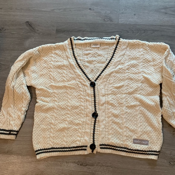 Taylor Swift “The Cardigan” Album Folklore Cardigan - Picture 7 of 9